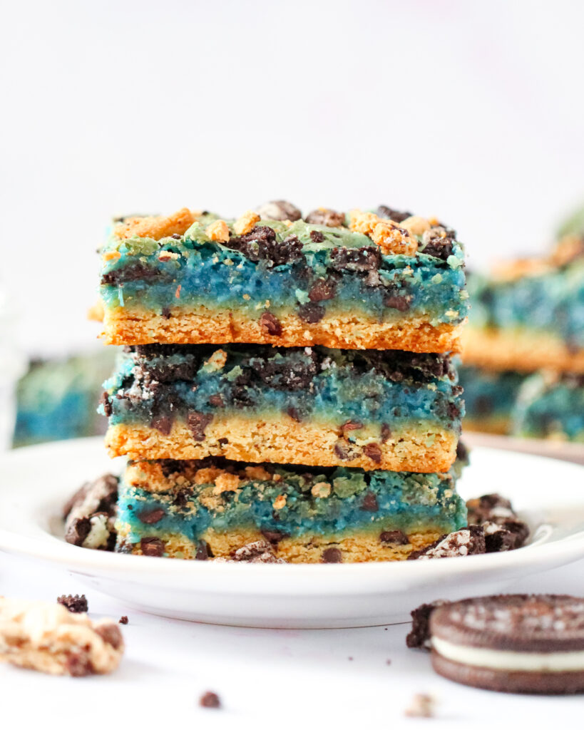 Sideview of Cookie Monster Gooey Butter cake with Oreos, cookies, and chocolate chips